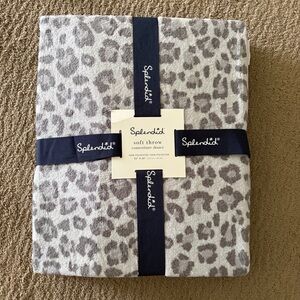 Splendid Throw with Gray Leopard Pattern